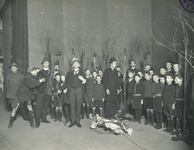 818786 Afbeelding van een scène uit de padvinders revue 'Dat is kras' die werd opgevoerd op 24 december 1924 en op 3 ...